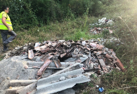 O Concello de Noia investiga a procedencia dun vertido de materiais de construción nunha parcela a carón da estrada Santiago-Noia